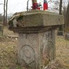 Skoky - hřbitovní kříž | podstavec hřbitovního kříže - březen 2016
