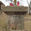 Skoky - hřbitovní kříž | reliéfní znamení řezníků na přední straně podstavce zchátralého hřbitovního kříže - březen 2016