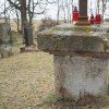 Skoky - hřbitovní kříž | zadní strana podstavce zchátralého hřbitovního kříže na opuštěném hřbitově - březen 2016