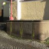 Žlutice - kamenná kašna | žulové roubení zchátralé kašny v Hradební ulici s datací 1877 - prosinec 2009