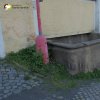 Žlutice - kamenná kašna | zchátralá kamenná kašna v Hradební ulici ve Žluticích - duben 2016