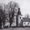 Verušice - kostel sv. Mikuláše | jižní průčelí zchátralého hřbitovního kostela sv. Mikuláše u Verušic na fotografii z 60. let 20. století