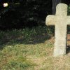 Komorní Dvůr - smírčí kříž | přední strana kamenného smírčího kříže pod Komorní hůrkou - září 2016