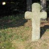 Komorní Dvůr - smírčí kříž | přední strana kamenného smírčího kříže pod Komorní hůrkou - září 2016