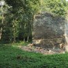 Pomezná - tvrz | západní průčelí zchátralé kamenné věže bývalé tvrze v Pomezné - září 2016