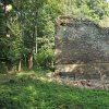 Pomezná - tvrz | torzo kamenné věže v dnes již zcela zaniklé vsi Pomezná od západu - září 2016