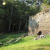 Pomezná - tvrz | torzo kamenné věže v dnes již zcela zaniklé vsi Pomezná od jihovýchodu - září 2016