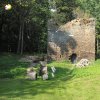 Pomezná - tvrz | torzo kamenné věže v dnes již zcela zaniklé vsi Pomezná od jihu - září 2016