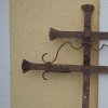 Pšov - železný kříž | detail horní části zchátralého vysokého dvouramenného železného kovaného kříže v Pšově - září 2016