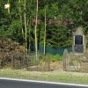 Boč - pomník obětem 1. světové války | zchátralý bývalý pomník obětem 1. světové války v Boči při silnici na Chomutov - červen 2017