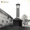 Šafářské Domky - zvonička | zchátralá dřevěná zvonička v osadě Šafářské Domky na fotografii z roku 1963