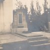 Žlutice - kostel Nejsvětější Trojice | původní hrob bratrů Scarsiniů před vstupem do hřbitovního kostela Nejsvětější Trojice v době před rokem 1945
