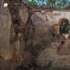 Víska - kostel sv. Petra a Pavla | staticky narušená konstrukce západní stěny vyhořelého kostela sv. Petra a Pavla u Vísky - září 2016