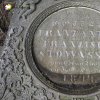 Louka - sousoší sv. Jana a Pavla | německý věnovací nápis v zrcadle na přední straně středové části rozvaleného podstavce - březen 2016