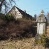 Hoštěc - pomník obětem 1. světové války | zchátralý pomník obětem 1. světové války před usedlostí čp. 3 na bývalé návsi uprostřed vsi Hoštěc - březen 2018