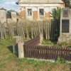 Mrázov - pomník obětem 1. světové války | zchátralý pomník osvobození před usedlostí čp. 17 na návsi v Mrázově - červenec 2018