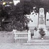 Teplička - pomník obětem 1. světové války | pomník obětem 1. světové války na návsi v Tepličce na historické fotografii z doby před rokem 1945