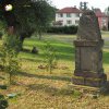 Kladruby - pomník obětem 1. světové války | zadní strana zchátralého pomníku obětem 1. světové války na návsi v Kladrubech - červenec 2018