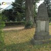 Kladruby - pomník obětem 1. světové války | zchátralý pomník obětem 1. světové války na návsi v Kladrubech - červenec 2018