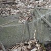 Lučiny - železný kříž | zdobená hlavice žulového podstavce rozvaleného kříže u Lučin - březen 2017