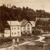 Rudné (Trinksaifen) | pohled směrem k návsi s obecní školou a farním kostelem v době před rokem 1945