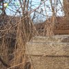 Žalmanov - Dvorský kříž | hlavice podstavce se zbytkem ulomeného litinového vrcholového kříže - březen 2017