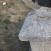 Stružná - železný kříž | hlavice žulového podstavce se zbytkem ulomeného vrcholového kříže - březen 2017