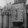 Abertamy - pomník obětem 1. světové války | doplňková deska se jmény padlých ve 2. světové válce na pomníku v Abertamech na historickém snímku z doby po roce 1942