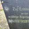 Nejdek - pomník obětem 1. světové války | původní věnovací nápis pomníku Františka Josefa I. na dnešní zadní straně podstavce - listopad 2017