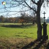 Dvory - železný kříž | železný kříž mezi dvěma vzrostlými javory na loukách severně od vsi Dvory - říjen 2017