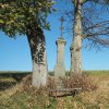 Dvory - železný kříž | železný kříž mezi dvěma vzrostlými javory na loukách severně od vsi Dvory - říjen 2017