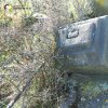 Pávice - Garkischův kříž | rozvalený podstavec Garkischova kříže se zbytkem ulomeného vrcholového kříže u vsi Pávice - březen 2017 