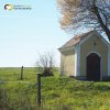 Nadlesí - kaple Panny Marie | zachovalá kaple Panny Marie na bývalém rozcestí v polích u Nadlesí od severovýchodu - říjen 2017