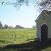 Nadlesí - kaple Panny Marie | zachovalá kaple Panny Marie na bývalém rozcestí v polích u Nadlesí od severozápadu - říjen 2017