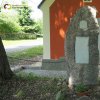 Oldříš - pomník obětem 1. světové války | čelní pohledová strana zchátralého pomníku obětem 1. světové války před vstupním průčelím obecní kaple v Oldříši - červen 2017