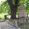 Oldříš - pomník obětem 1. světové války | zadní strana zchátralého pomníku obětem 1. světové války před vstupním průčelím obecní kaple v Oldříši - červen 2017