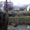 Merklín - pomník obětem 1. světové války | vyzvednutí kamenné stély zničeného pomníku z koryta říčky Bystřice pomocí těžké techniky - prosinec 2014