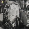 Damice - pomník obětem 1. světové války | starosta Horn pokládá věnec u odhaleného pomníku padlým v Damicích dne 21. června 1936