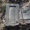 Žalmanov - Bluartzský kříž | přední strana rozvaleného podstavce Bluartzského kříže v Žalmanově - březen 2017