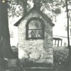 Nová Víska - kaplička | zchátralá výklenková kaplička v Nové Vísce na počátku 60. let 20. století