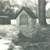 Nová Víska - kaplička | zchátralá výklenková kaplička v Nové Vísce v roce 1968