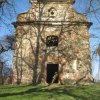 Verušičky - kaple Nejsvětější Trojice | zchátralá kaple od západu - duben 2012
