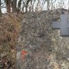 Korunní - pomník obětem 1. světové války | žulový reliéf válečného kříže v horní části kamenné stély pomníku - leden 2020