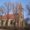 Velichov - kostel Nanebevzetí Panny Marie | severozápadní průčelí zchátralého kostela - březen 2013