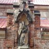 Velichov - kostel Nanebevzetí Panny Marie | socha sv. Korony na sakristii - březen 2014