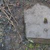 Martice - železný kříž | horní plocha podstavce s torzem ulomeného vrcholového kříže - březen 2017