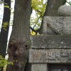Sněžná - pomník obětem 1. světové války | štítový nástavec pomníku s datací 1914-1918 a plastickou koulí na vrcholu - říjen 2015