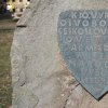 Štědrá - pomník osvobození | kovová deska s věnovacím nápisem na přední straně pomníku - březen 2016