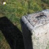 Háje - Güntherův kříž | profilovaná horní plocha podstavce s torzem ulomeného železného vrcholového kříže - červenec 2021