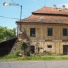 Močidlec - fara | vstupní východní průčelí zchátralé budovy bývalé fary v Močidlci - květen 2017